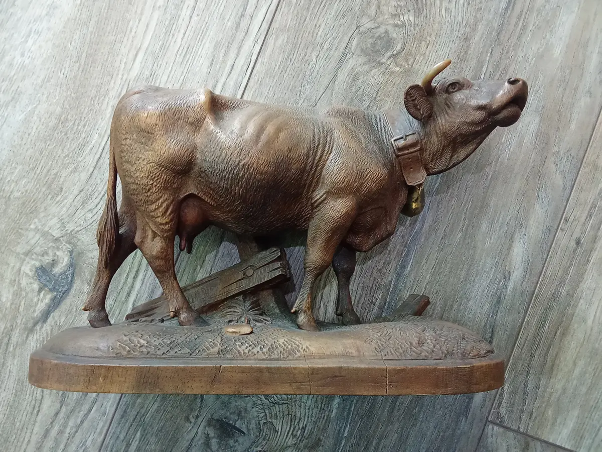 Eine seltene überdimensionale, handgeschnitzte Schwarzwälder Holzkuh aus der Zeit um 1880.